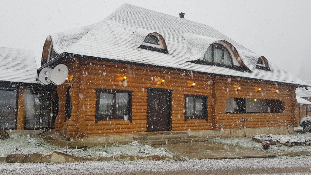 Casa Obcina Bucovinei Hotell Fundu Moldovei Exteriör bild